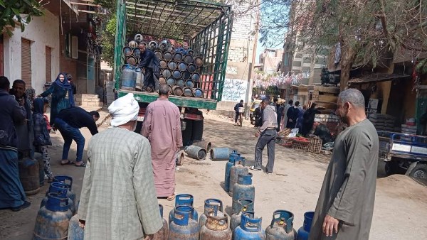 نائب محافظ المنيا يباشر أعمال لجنة حماية المستهلك ويعلن توزيع 4250 أسطوانة بوتاجاز نائب محافظ المنيا يباشر أعمال لجنة حماية المستهلك ويعلن توزيع 4250 أسطوانة بوتاجاز