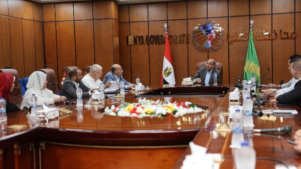 محافظ المنيا يبحث مع نواب البرلمان مطالب المعلمين