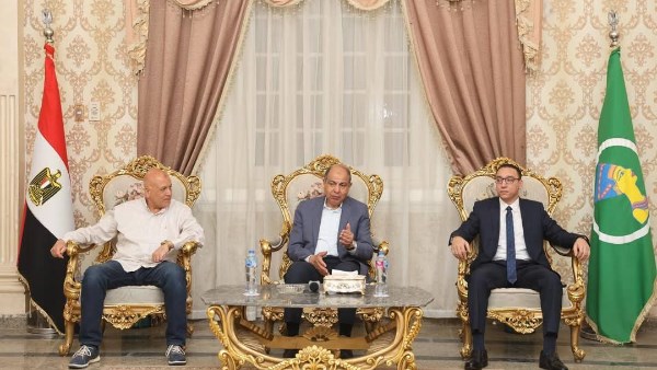 محافظ المنيا خلال الاجتماع 