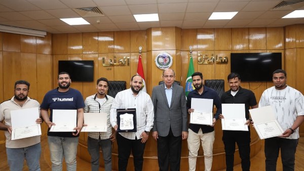 محافظ المنيا يكرم فريق العمل 