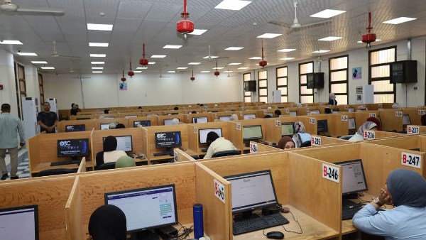 رئيس جامعة المنيا يتفقد امتحانات الصيدلة وطب الأسنان بمركز الاختبارات الإلكترونية رئيس جامعة المنيا يتفقد امتحانات الصيدلة وطب الأسنان بمركز الاختبارات الإلكترونية