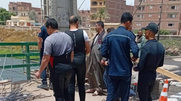 كان شغال في صيانة الكوبري.. البحث عن عامل سقط بالترعة الإبراهيمية بأسيوط