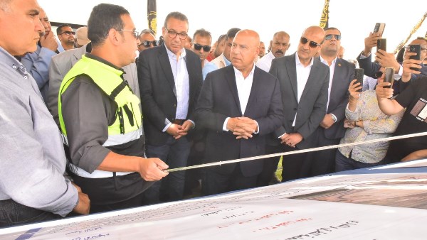 وزير النقل ومحافظ أسيوط يشهدان التشغيل التجريبي لمحور ديروط .. صور