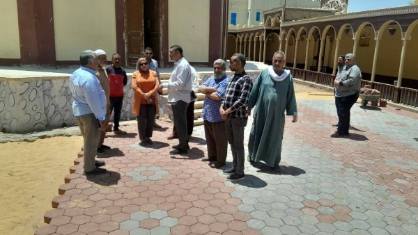  تطوير محيط مسجد أبو العيون بدشلوط وتركيب بلاط الإنترلوك بالساحة الخارجية