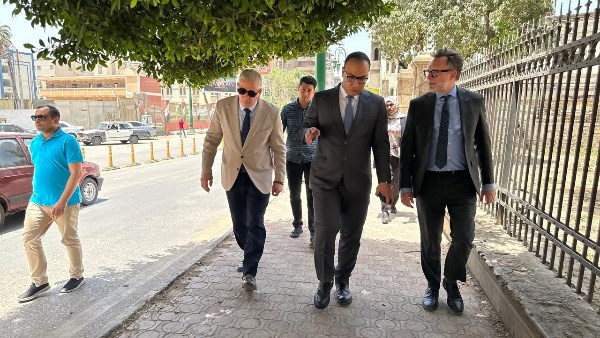 محافظ أسيوط: السفير الكندي يتجول سيرًا على الأقدام في شارع الكورنيش لزيارة قصر ألكسان ومعهد فؤاد الأول