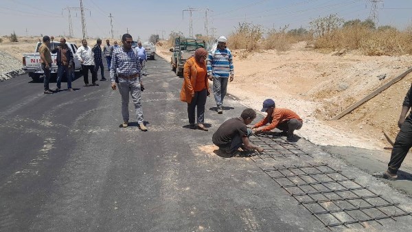 محافظ أسيوط: استمرار أعمال رصف طريق الجبانات بدشلوط في ديروط