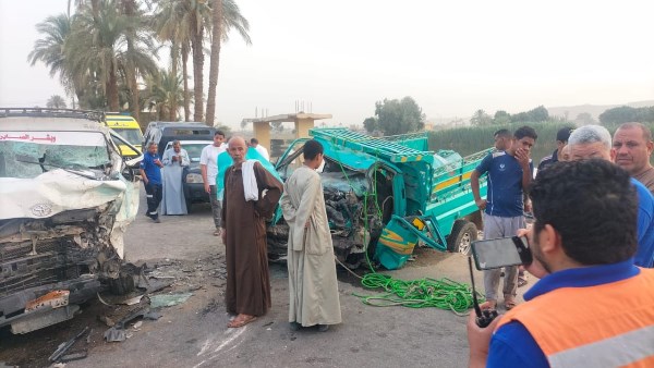 تصادم سيارتين بأسيوط 