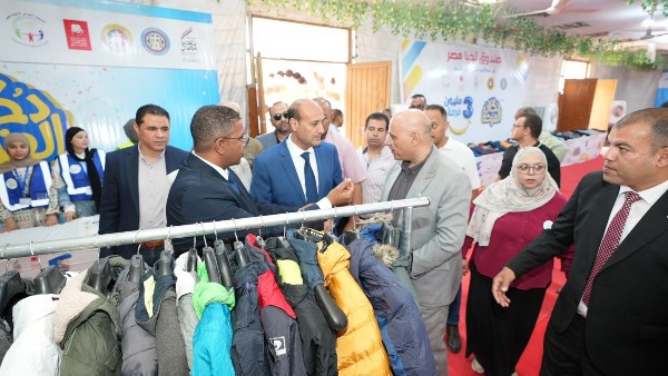 محافظ أسيوط يفتتح معرض «دكان الفرحة» لتوزيع 50 ألف قطعة ملابس على الأسر الأولى بالرعاية محافظ أسيوط يفتتح معرض «دكان الفرحة» لتوزيع 50 ألف قطعة ملابس على الأسر الأولى بالرعاية