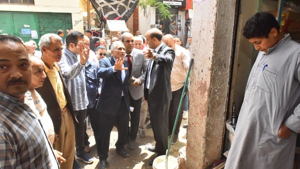 محافظ أسيوط يتفقد سوق الباعة الجائلين بمنفلوط