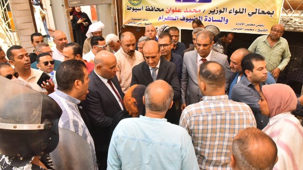 محافظ أسيوط يمنح وحدة سكنية لسيدة غير قادرة بمساكن الأسر الأولى بالرعاية ببني عدي بمنفلوط