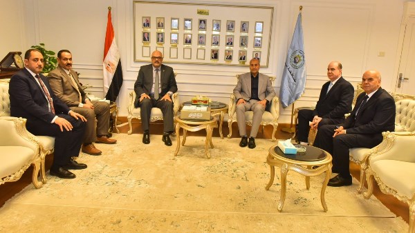 محافظ أسيوط يلتقي وفد البنك الزراعي المصري لبحث التعاون في المبادرات المجتمعية