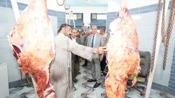 محافظ أسيوط يتابع توافر اللحوم ويتفقد منفذ الثروة الحيوانية بمنطقة السادات بحي غرب