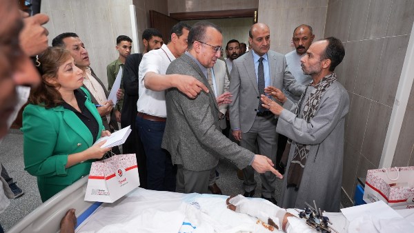 محافظ أسيوط يزور المرضى بمستشفى الإصابات الجامعي ويشاركهم فرحة عيد الأضحى بتوزيع الهدايا والعيديات