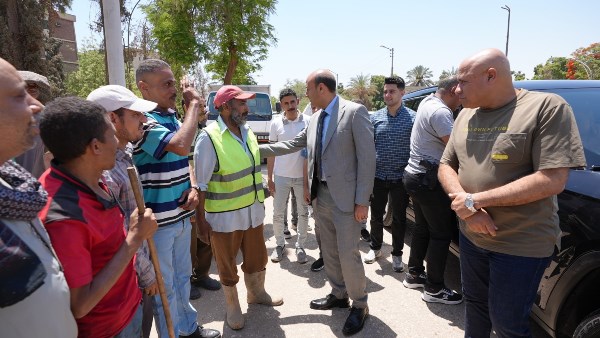 محافظ أسيوط يهنئ عمال النظافة بعيد الأضحى ويوزع الهدايا والعيديات تقديرًا لجهودهم