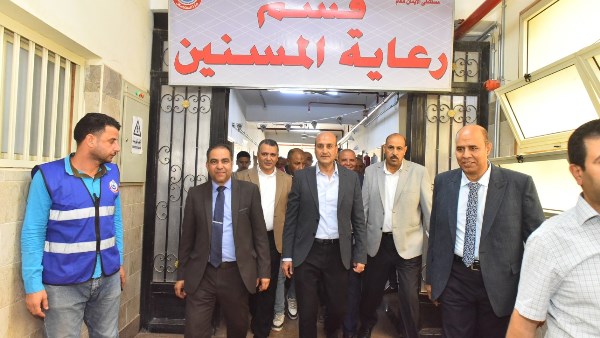 محافظ أسيوط يواصل جولاته الإنسانية بالمستشفيات للتهنئة بعيد الأضحى المبارك 