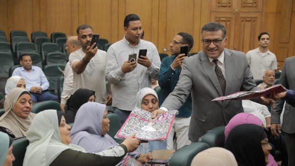 توزيع ملابس الإحرام للحجاج