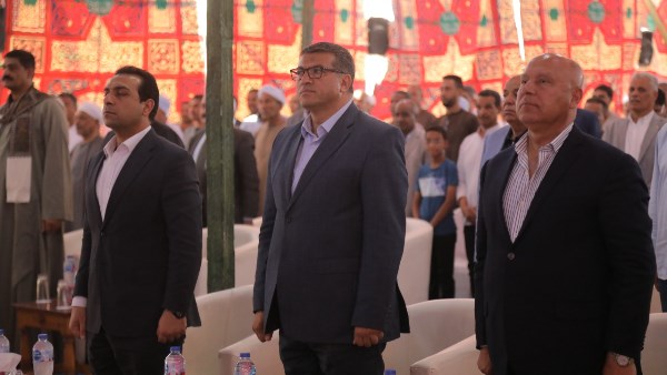 محافظ قنا: تسليم شيكات التعويضات للمتضررين من مسار مشروع القطار الكهربائي السريع محافظ قنا: تسليم شيكات التعويضات للمتضررين من مسار مشروع القطار الكهربائي السريع