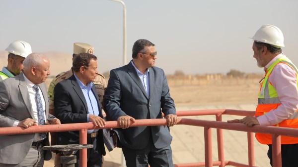 محافظ قنا يتفقد عددا من مشروعات