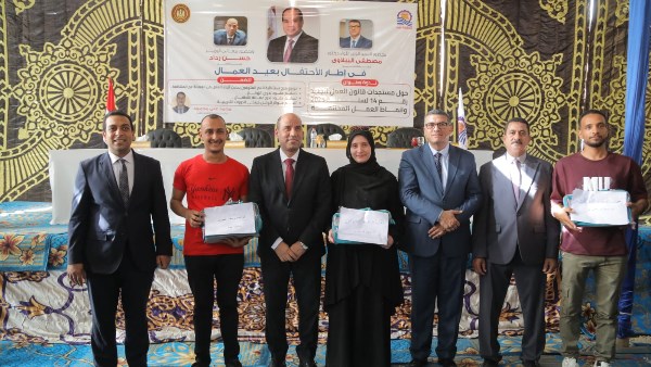 تسليم عقود ذوى الهمم بقنا
