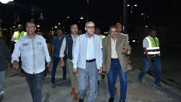 محافظ الأقصر يتفقد كورنيش النيل ليلا سيرًا على الأقدام لمتابعة النظافة وتنشيط الحركة السياحية