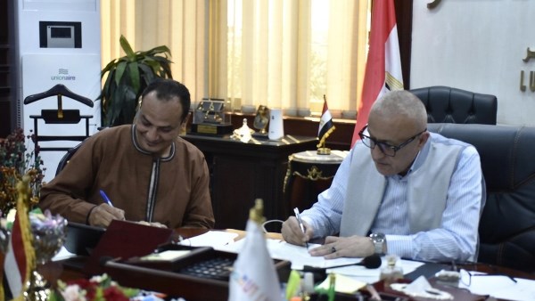 محافظ الأقصر يسلم أول عقد تقنين أراض وفقًا للقانون 168 لسنة 2025 محافظ الأقصر يسلم أول عقد تقنين أراض وفقًا للقانون 168 لسنة 2025
