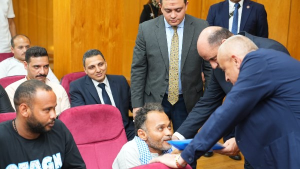 دموع وفرحة بعد 9 سنوات انتظار.. محمد زين يتسلم عقد عمله بالأقصر ويحقق حلم العمر