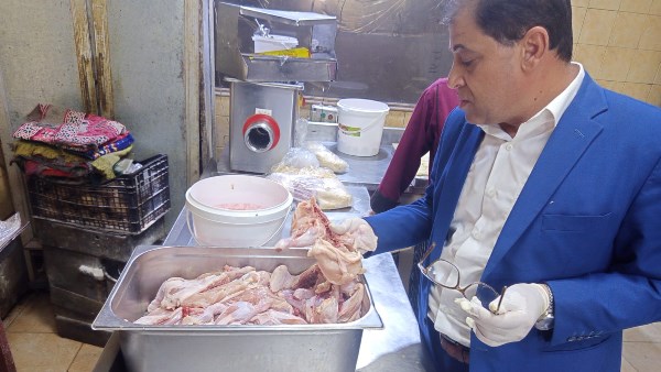 ضبط كمية من الدواجن واللحوم غير صالحة داخل أحد المطاعم بالأقصر