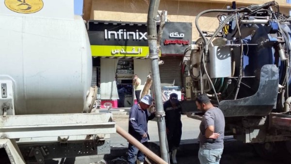 محافظ أسوان يوجه بتكثيف أعمال الصيانة والتطهير بشبكات الصرف الصحي