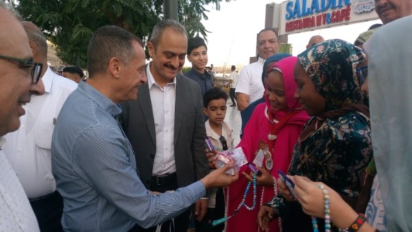 توزيع الهدايا 