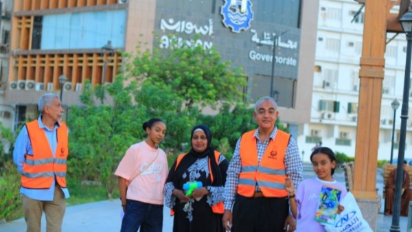 أسوان.. توزيع هدايا وبالونات وألعاب على الأطفال بالحدائق والمتنزهات أسوان.. توزيع هدايا وبالونات وألعاب على الأطفال بالحدائق والمتنزهات