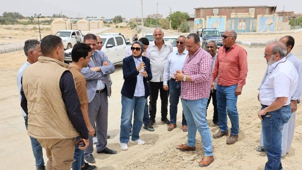 محافظ الوادي الجديد تتابع أعمال رصف الطرق الداخلية واستكمال ميدان المسلة بالفرافرة