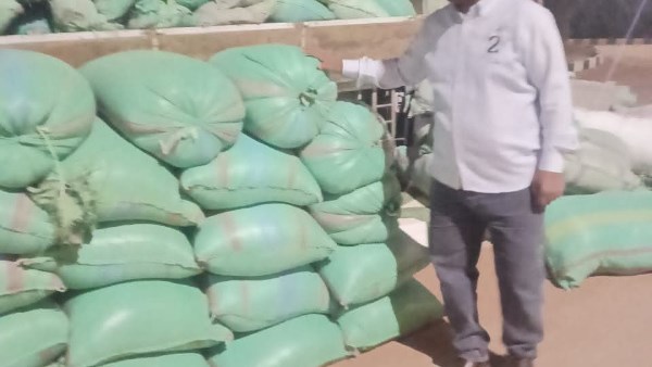 سيارة محمله بالدقيق قبل خروجها من مركز بلاط