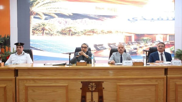 محافظ الوادي الجديد تترأس اجتماع المجلس التنفيذي وتوجه بتكثيف الاستعدادات لاستقبال عيد الأضحى