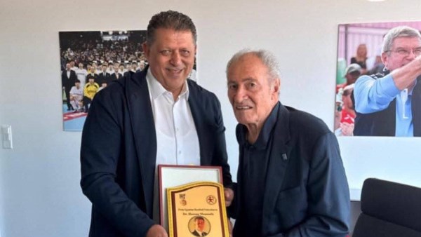 اتحاد اليد يكرم حسن مصطفى خلال افتتاح المقر الجديد للاتحاد الدولي بسويسرا