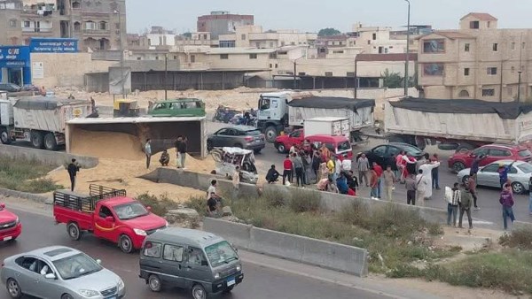 انقلاب سيارة محملة بالرمال