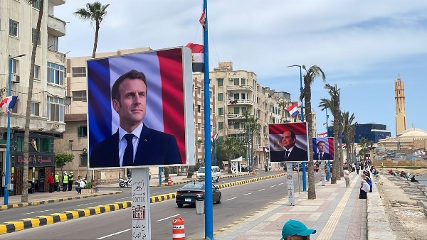 كورنيش الإسكندرية يتزين بصور الرئيسين السيسي وماكرون كورنيش الإسكندرية يتزين بصور الرئيسين السيسي وماكرون
