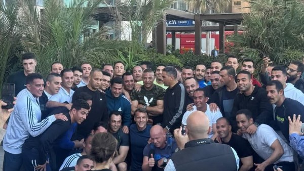 الرئيس الفرنسي يلتقط صورًا تذكارية مع شباب الإسكندرية في سان ستيفانو
