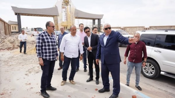 محافظ مطروح خلال الجولة 