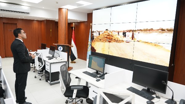 نائب محافظ مطروح خلال  متابعة انهيار سد دهيبة 