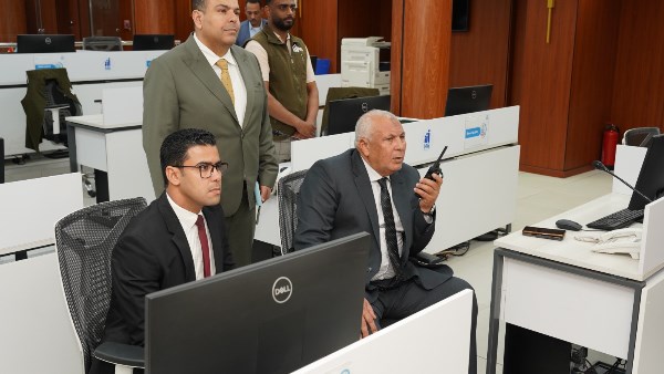 محافظ مطروح  خلال متابعة انهيار جسر دهيبة 