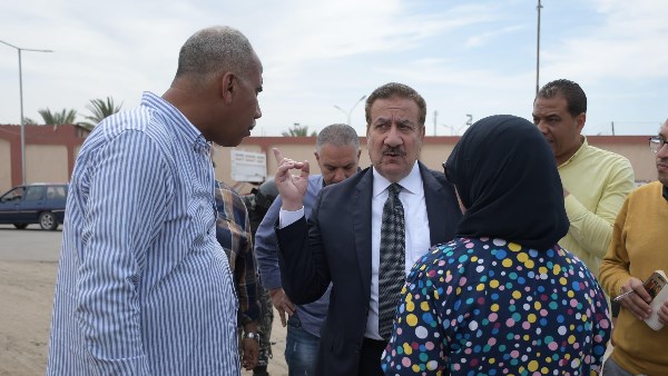 في جولته الميدانية بالضواحي .. محافظ بورسعيد يوجه ببدء تطوير مساكن المطحن .. صور