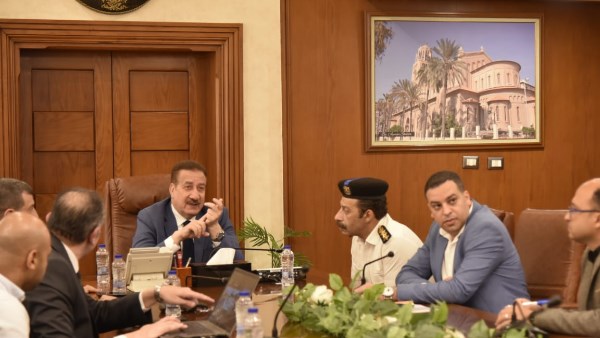 محافظ بورسعيد يبحث مقترحات تخطيط الشوارع الرئيسية مروريٱ و إقامة مهدئات سرعة 