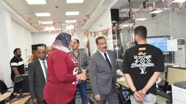 محافظ بورسعيد يشيد  بجهود العاملين بمركز خدمة المواطنين والتأكيد على سرعة وجودة الأداء