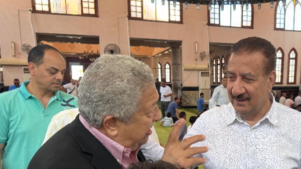 عقب صلاة الجمعة.. محافظ بورسعيد يلتقي عددا من المواطنين ويستمع لمطالبهم