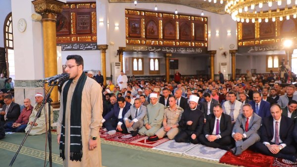 محافظ دمياط ووزير الأوقاف يؤديان شعائر صلاة الجمعة بمسجد الرحمة برأس البر