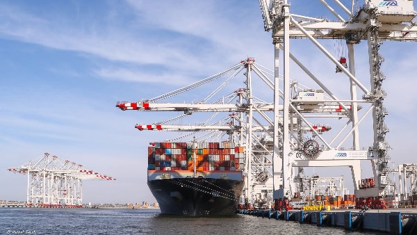 ميناء دمياط يستقبل سفينة الحاويات العملاقة MAERSK ENSHI