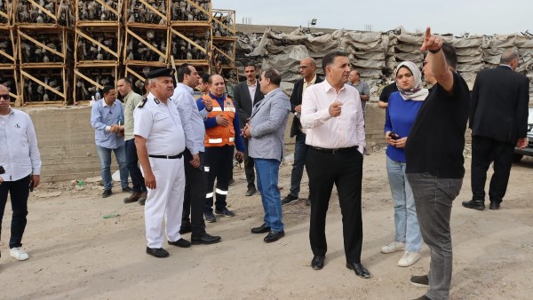 بالصور.. محافظ القليوبية ومدير الأمن يتابعان جهود السيطرة على حريق مخازن مصنع بقليوب