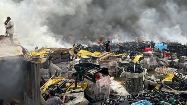 الدفع بلوادر لرفع آثار حريق مخزن بطاريات وكاوتش في قليوب