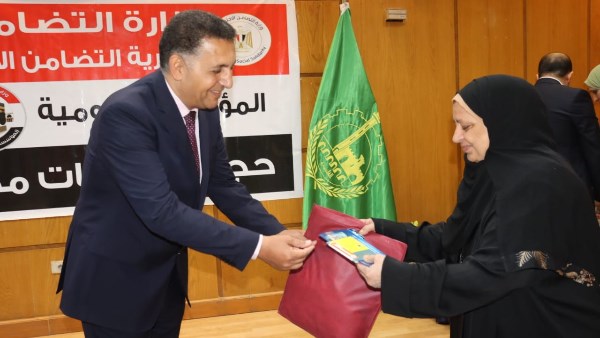 محافظ القليوبية يُسلم ملابس الإحرام وتأشيرات الحج لـ 45 حاجًا وحاجة من الجمعيات الأهلية