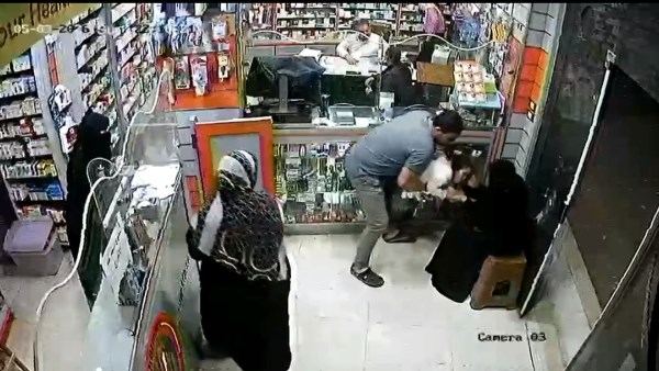 انقاذ حياة طفلة صغيرة داخل صيدلية بالمحلة 